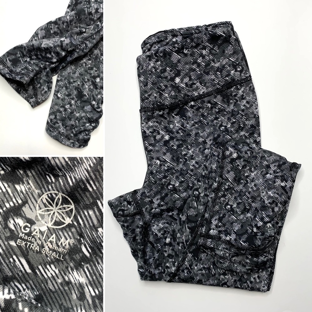 GAIAM Women's Size XS Yoga Leggings OM Capri Length Ruched Leg Black White Print